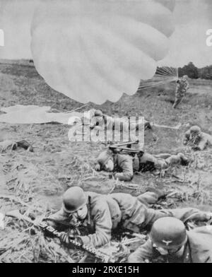 Les parachutistes allemands débarquent aux pays-Bas dans la matinée du 10 mai 1940, préparant l'occupation du pays pendant la Seconde Guerre mondiale. Banque D'Images