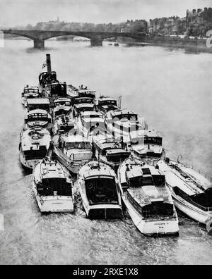 De petits bateaux sont transportés sur la Tamise à la suite de l'opération Dynamo. Ils ont été utilisés lors de l'évacuation de 338 000 soldats alliés pendant la Seconde Guerre mondiale des plages et du port de Dunkerque, dans le nord de la France, entre le 26 mai et le 4 juin 1940. Banque D'Images