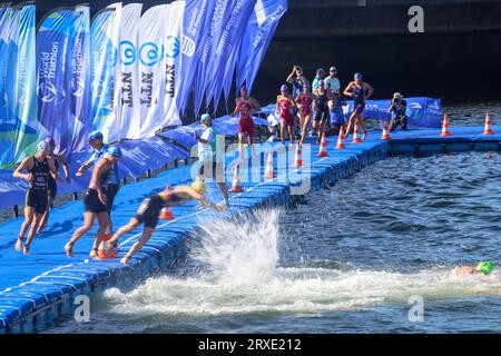 Pontevedra, Galice, Espagne. 24 septembre 2023. Pontevedra, Espagne, le 24 septembre 2023 : une triathlète sautant à l'eau lors du Championnat du monde élite de triathlon féminin 2023, le 24 septembre 2023, à Pontevedra, en Espagne. (Image de crédit : © Alberto Brevers/Pacific Press via ZUMA Press Wire) USAGE ÉDITORIAL SEULEMENT! Non destiné à UN USAGE commercial ! Banque D'Images