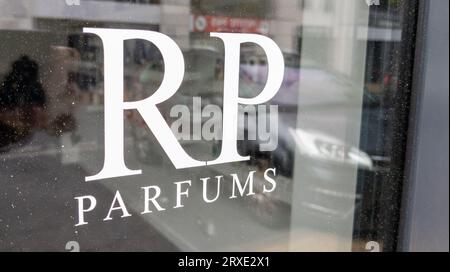 paris , France - 09 12 2023 : rp parfums logo magasin et signe de texte magasin façade parfum vitrine de la boutique de parfum Banque D'Images