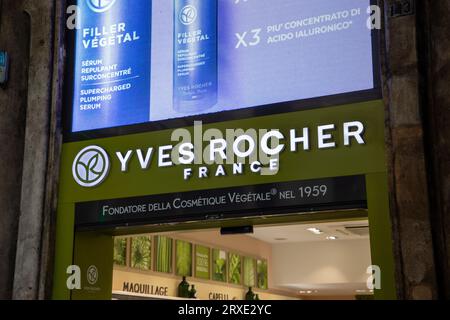 Milan, Italie - 09 18 2023 : Yves Rocher france en italie logo texte signe vert marque façade boutique entrée boutique marque mur produits de beauté français Banque D'Images