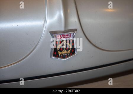 Bordeaux , France - 09 18 2023 : Renault regie nationale france signe le texte et le logo de la marque sur la voiture vintage des années soixante oldtimer Banque D'Images