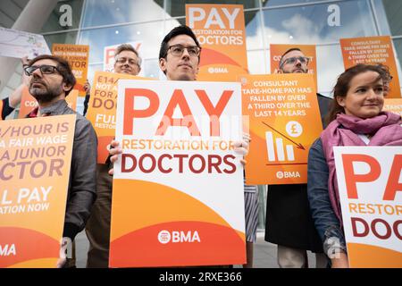 Photo de dossier datée du 20/9/2023 de médecins débutants et de consultants médicaux sur la ligne de piquetage devant l'University College Hospital, Londres, au milieu de leur différend avec le gouvernement au sujet de la rémunération. Le nombre de rendez-vous du NHS annulés en raison de grèves en Angleterre devrait dépasser le million, les responsables de la santé avertissant de la « détresse » causée aux patients. Date de parution : lundi 25 septembre 2023. Banque D'Images