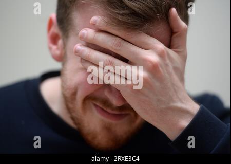 PHOTO POSÉE PAR LE MODÈLE fichier photo datée du 28/04/19 d'un homme montrant des signes de douleur, alors que le temps d'attente des gens pour être traités pour migraines a presque doublé en Angleterre, selon un nouveau rapport, avec une association caritative appelant à ce que la condition « débilitante et stigmatisée » soit prise au sérieux par les cliniciens. Banque D'Images