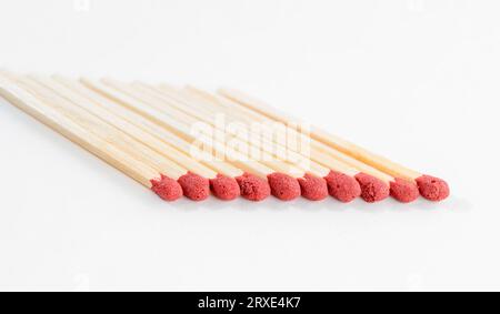 Collection d'objets Match Sticks. Groupe d'allumettes identiques dans une rangée isolé sur un fond blanc. Leadership, monotonie individuelle et escroquerie Banque D'Images