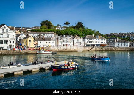24 mai 2023 : St Mawes, Cornouailles, Royaume-Uni - le port de St Mawes sur la péninsule de Roseland, avec le départ du ferry place. Banque D'Images