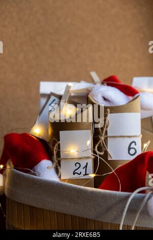 Calendrier original de l'Avent pour Noël maison. Préparation au concept de Noël. Vacances d'hiver en famille. Écologique cadeaux cadeaux. Ouvrez le paquet chaque jour des actes de bonté DIY Banque D'Images