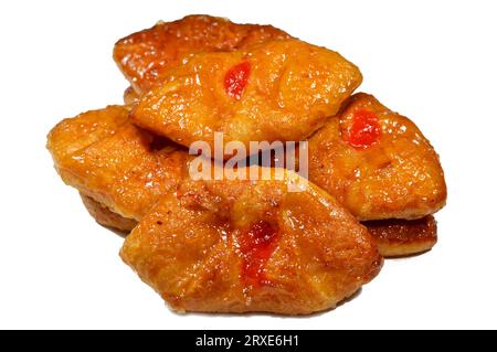 Mini pâtisserie danoise farcie et garnie de sirop sucré de miel et de cerise, foyer sélectif de pâte de boulangerie sucrée cuite au four avec flo Banque D'Images