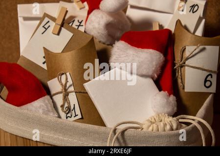 Calendrier original de l'Avent pour Noël maison. Préparation au concept de Noël. Vacances d'hiver en famille. Écologique cadeaux cadeaux. Ouvrez le paquet chaque jour des actes de bonté DIY Banque D'Images