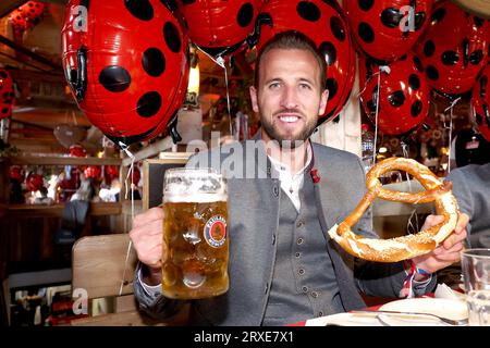 Munich Allemagne 24.9,2023, football, Celebraties : l'équipe du FC Bayern Muenchen visite la tente Kaefer à l'Oktoberfest — Harry Kane FC Bayern München via FUFA61 Banque D'Images