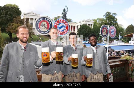 Munich Allemagne 24.9,2023, football, Celebraties : l'équipe du FC Bayern Muenchen visite la tente Kaefer à l'Oktoberfest — de gauche à droite : Harry Kane, Manuel Neuer, Jamal Musiala, Alphonso Davies FC Bayern München via FUFA61 Banque D'Images