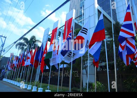 drapeaux des pays de l'asean installés devant l'hôtel Banque D'Images