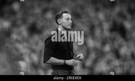 Matthias Jaissle, entraîneur-chef d'Al-Ahli Saudi FC, donne des instructions à ses joueurs lors de leur 7e journée de match de la SAFF Roshn Saudi Pro League 2023-24 contre Al-Nassr SFC au King Fahd International Stadium le 14 septembre 2023 à Riyad, Arabie Saoudite. Photo de Stringer / Power Sport Images Banque D'Images