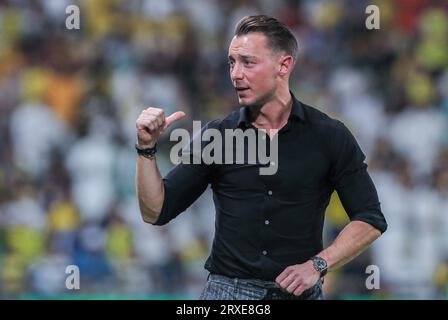 Matthias Jaissle, entraîneur-chef d'Al-Ahli Saudi FC, donne des instructions à ses joueurs lors de leur 7e journée de match de la SAFF Roshn Saudi Pro League 2023-24 contre Al-Nassr SFC au King Fahd International Stadium le 14 septembre 2023 à Riyad, Arabie Saoudite. Photo de Stringer / Power Sport Images Banque D'Images