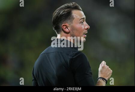 Matthias Jaissle, entraîneur-chef d'Al-Ahli Saudi FC, donne des instructions à ses joueurs lors de leur 7e journée de match de la SAFF Roshn Saudi Pro League 2023-24 contre Al-Nassr SFC au King Fahd International Stadium le 14 septembre 2023 à Riyad, Arabie Saoudite. Photo de Stringer / Power Sport Images Banque D'Images