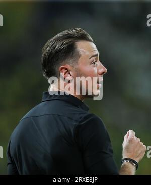 Matthias Jaissle, entraîneur-chef d'Al-Ahli Saudi FC, donne des instructions à ses joueurs lors de leur 7e journée de match de la SAFF Roshn Saudi Pro League 2023-24 contre Al-Nassr SFC au King Fahd International Stadium le 14 septembre 2023 à Riyad, Arabie Saoudite. Photo de Stringer / Power Sport Images Banque D'Images