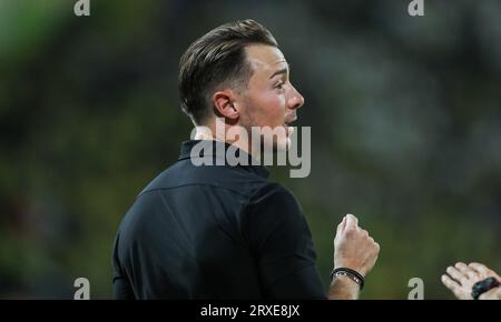 Matthias Jaissle, entraîneur-chef d'Al-Ahli Saudi FC, donne des instructions à ses joueurs lors de leur 7e journée de match de la SAFF Roshn Saudi Pro League 2023-24 contre Al-Nassr SFC au King Fahd International Stadium le 14 septembre 2023 à Riyad, Arabie Saoudite. Photo de Stringer / Power Sport Images Banque D'Images