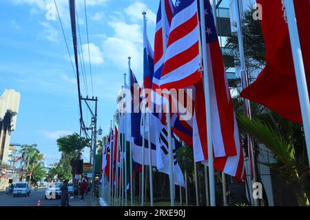 drapeaux des pays de l'asean installés devant l'hôtel Banque D'Images