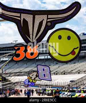 Fort Worth, Texas - 24 septembre 2023 : signalisation créative de pitbox au NASCAR AutoTrader EchoPark Automotive 400 au Texas Motor Speedway. Crédit : Nick Paruch/Alamy Live News Banque D'Images