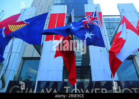 drapeaux des pays de l'asean installés devant l'hôtel Banque D'Images