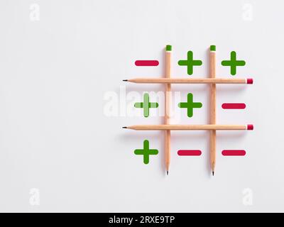 La pensée positive surmonte la pensée négative. État d'esprit positif. Prise de décision en considérant les aspects négatifs ou positifs. TIC tac toe STRATEGIE gam Banque D'Images