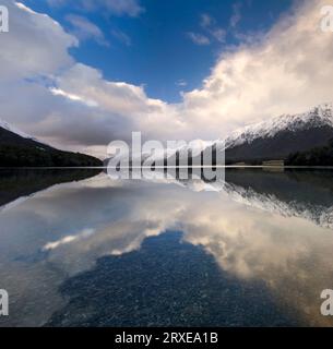 Vue imprenable sur North Mavora Lake avec des montagnes enneigées. Île du Sud, Nouvelle-Zélande Banque D'Images