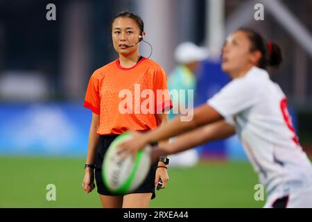 Hangzhou, Chine. 24 septembre 2023. Hibiki Ikeda (arbitre) Rugby : ronde préliminaire féminine entre Hong Kong et Singapour sur le terrain d'athlétisme Cangqian de l'Université normale de Hangzhou lors des Jeux asiatiques de 2022 à Hangzhou en Chine . Crédit : Naoki Nishimura/AFLO SPORT/Alamy Live News Banque D'Images
