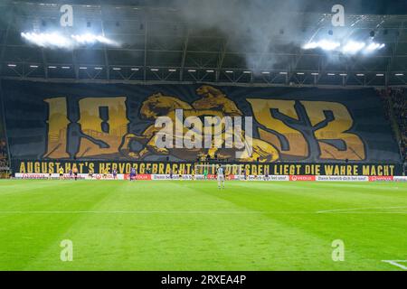 Dresde, Deutschland. 24 septembre 2023. Dresde, Deutschland 24. Septembre 2023 : 3 . Liga - 2023/2024 - SG Dynamo Dresden vs. FC Erzgebirge Aue im Bild : Choreografie in der Fankurve von Dynamo Dresden crédit : dpa/Alamy Live News Banque D'Images