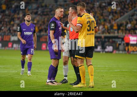 Dresde, Deutschland. 24 septembre 2023. Dresde, Deutschland 24. Septembre 2023 : 3 . Liga - 2023/2024 - SG Dynamo Dresden vs. FC Erzgebirge Aue im Bild : v.li. Niko Vukancic (FC Erzgebirge Aue), Schiedsrichter Harm Osmers und Stefan Kutschke BEI einer strittigen situation Credit : dpa/Alamy Live News Banque D'Images