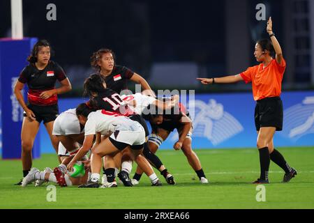 Hangzhou, Chine. 24 septembre 2023. Hibiki Ikeda (arbitre) Rugby : ronde préliminaire féminine entre Hong Kong et Singapour sur le terrain d'athlétisme Cangqian de l'Université normale de Hangzhou lors des Jeux asiatiques de 2022 à Hangzhou en Chine . Crédit : Naoki Nishimura/AFLO SPORT/Alamy Live News Banque D'Images