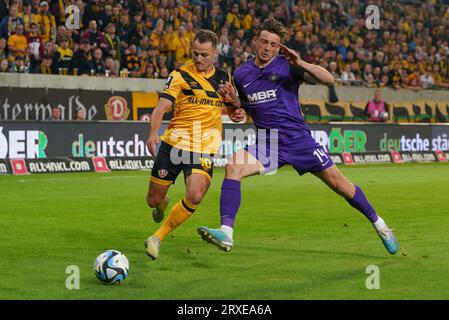 Dresde, Deutschland. 24 septembre 2023. Dresde, Deutschland 24. Septembre 2023 : 3 . Liga - 2023/2024 - SG Dynamo Dresden vs. FC Erzgebirge Aue im Bild : v. li. im Zweikampf Jacob Lemmer (SG Dynamo Dresden) und Boris Tashchy (FC Ergebirge Aue) crédit : dpa/Alamy Live News Banque D'Images