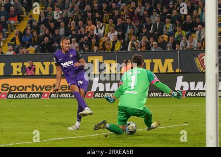 Dresde, Deutschland. 24 septembre 2023. Dresde, Deutschland 24. Septembre 2023 : 3 . Liga - 2023/2024 - SG Dynamo Dresden vs. FC Erzgebirge Aue im Bild : Steffen Nkansah (FC Erzgebirge Aue) scheitert am Torwart Stefan Drljaca (SG Dynamo Dresden) crédit : dpa/Alamy Live News Banque D'Images