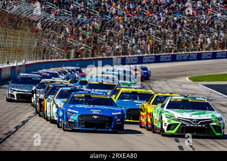 Fort Worth, Texas - 24 septembre 2023 : pilotes participant au NASCAR AutoTrader EchoPark Automotive 400 au Texas Motor Speedway. Crédit : Nick Paruch/Alamy Live News Banque D'Images