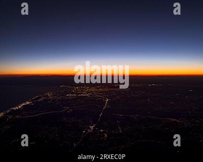 Vue de la ville d'Antalya et les lumières de la ville depuis l'avion au coucher du soleil Banque D'Images