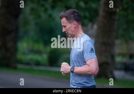 Londres, Angleterre, Royaume-Uni. 25 septembre 2023. Le chancelier de l'Échiquier JEREMY CHASSE une course matinale séduisante dans le centre de Londres. (Image de crédit : © Tayfun Salci/ZUMA Press Wire) USAGE ÉDITORIAL SEULEMENT! Non destiné à UN USAGE commercial ! Crédit : ZUMA Press, Inc./Alamy Live News Banque D'Images