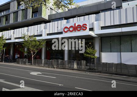 Extérieur du nouveau supermarché Bay St Coles, avec le logo rouge de l'entreprise au-dessus du sentier à l'extérieur du magasin Banque D'Images