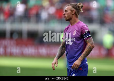 Simon Kjaer de l'AC Milan regarde lors du match de football Serie A entre l'AC Milan et Hellas Verona au Stadio Giuseppe Meazza le 23 septembre 2023 à Milan, Italie . Banque D'Images