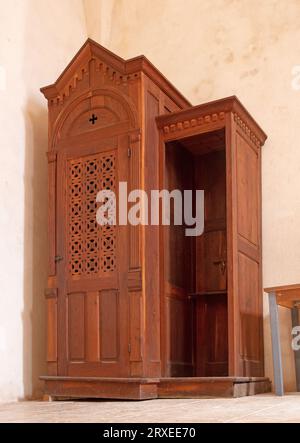 Confessional Box ou Booth, une armoire ou un étal en bois où le prêtre préside à la confession, France Banque D'Images