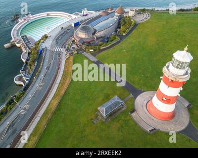 Vue aérienne de la tour Smeatons et du Tiniside lido sur Plymouth Hoe et plymouth Sound devon Banque D'Images