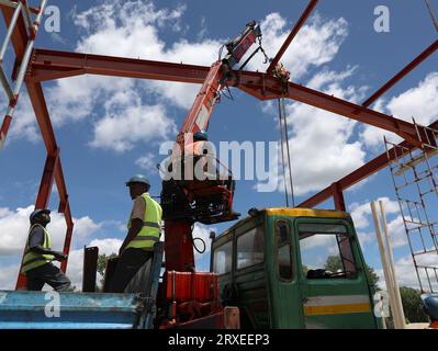 Abuja. 20 septembre 2023. Des travailleurs construisent un péage pour la première phase du projet de Keffi Road au Nigeria, le 20 septembre 2023. Le projet de la route de Keffi, sous contrat avec la China Harbor Engineering Company (CHEC), comprenait la construction de la voie express Abuja-Keffi et la dualisation de la route Keffi-Akwanga-Lafia-Makurdi dans le centre du Nigeria. Lancé en 2019 et terminé cette année, le projet facilite les activités économiques locales ainsi que les possibilités d'emploi et l'expertise en construction de routes. Crédit : Dong Jianghui/Xinhua/Alamy Live News Banque D'Images