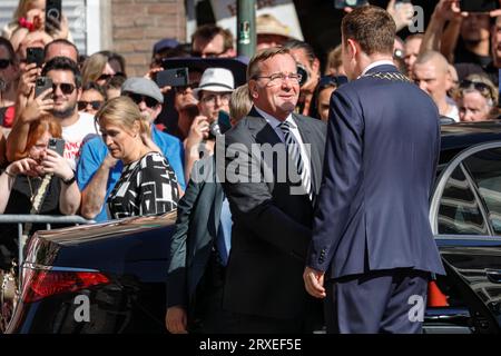 Boris Pistorius, ministre fédéral de la Défense (l) est accueilli par le maire de Düsseldorf, Dr. Stephan Keller, Düsseldorf, Allemagne Banque D'Images