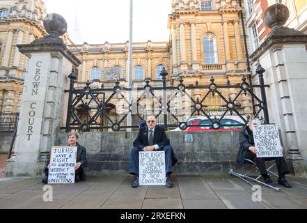 Reading, Berkshire, Royaume-Uni. 25 septembre 2023. Ce matin, un groupe de six résidents locaux ont brandi des pancartes devant Reading Crown court dans le Berkshire dans le cadre de la campagne Defend our jurys. En mars 2023, Trudi Warner, 68 ans, a brandi une pancarte devant la cour de la couronne de Londres intérieure, où se tenait un procès climatique, avec les mots « jurés, vous avez le droit absolu d’acquitter un accusé selon votre conscience ». Trudi Warner est maintenant poursuivi pour outrage au tribunal par le solliciteur général. Crédit : Maureen McLean/Alamy Live News Banque D'Images