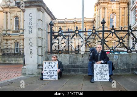 Reading, Berkshire, Royaume-Uni. 25 septembre 2023. Ce matin, un groupe de six résidents locaux ont brandi des pancartes devant Reading Crown court dans le Berkshire dans le cadre de la campagne Defend our jurys. En mars 2023, Trudi Warner, 68 ans, a brandi une pancarte devant la cour de la couronne de Londres intérieure, où se tenait un procès climatique, avec les mots « jurés, vous avez le droit absolu d’acquitter un accusé selon votre conscience ». Trudi Warner est maintenant poursuivi pour outrage au tribunal par le solliciteur général. Crédit : Maureen McLean/Alamy Live News Banque D'Images
