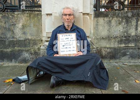 Reading, Berkshire, Royaume-Uni. 25 septembre 2023. Ce matin, un groupe de six résidents locaux ont brandi des pancartes devant Reading Crown court dans le Berkshire dans le cadre de la campagne Defend our jurys. En mars 2023, Trudi Warner, 68 ans, a brandi une pancarte devant la cour de la couronne de Londres intérieure, où se tenait un procès climatique, avec les mots « jurés, vous avez le droit absolu d’acquitter un accusé selon votre conscience ». Trudi Warner est maintenant poursuivi pour outrage au tribunal par le solliciteur général. Crédit : Maureen McLean/Alamy Live News Banque D'Images