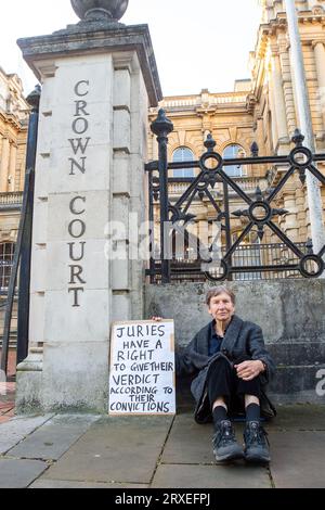 Reading, Berkshire, Royaume-Uni. 25 septembre 2023. Ce matin, un groupe de six résidents locaux ont brandi des pancartes devant Reading Crown court dans le Berkshire dans le cadre de la campagne Defend our jurys. En mars 2023, Trudi Warner, 68 ans, a brandi une pancarte devant la cour de la couronne de Londres intérieure, où se tenait un procès climatique, avec les mots « jurés, vous avez le droit absolu d’acquitter un accusé selon votre conscience ». Trudi Warner est maintenant poursuivi pour outrage au tribunal par le solliciteur général. Crédit : Maureen McLean/Alamy Live News Banque D'Images