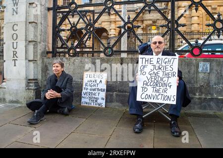Reading, Berkshire, Royaume-Uni. 25 septembre 2023. Ce matin, un groupe de six résidents locaux ont brandi des pancartes devant Reading Crown court dans le Berkshire dans le cadre de la campagne Defend our jurys. En mars 2023, Trudi Warner, 68 ans, a brandi une pancarte devant la cour de la couronne de Londres intérieure, où se tenait un procès climatique, avec les mots « jurés, vous avez le droit absolu d’acquitter un accusé selon votre conscience ». Trudi Warner est maintenant poursuivi pour outrage au tribunal par le solliciteur général. Crédit : Maureen McLean/Alamy Live News Banque D'Images