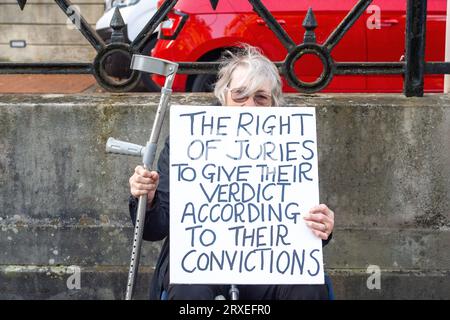 Reading, Berkshire, Royaume-Uni. 25 septembre 2023. Ce matin, un groupe de six résidents locaux ont brandi des pancartes devant Reading Crown court dans le Berkshire dans le cadre de la campagne Defend our jurys. En mars 2023, Trudi Warner, 68 ans, a brandi une pancarte devant la cour de la couronne de Londres intérieure, où se tenait un procès climatique, avec les mots « jurés, vous avez le droit absolu d’acquitter un accusé selon votre conscience ». Trudi Warner est maintenant poursuivi pour outrage au tribunal par le solliciteur général. Crédit : Maureen McLean/Alamy Live News Banque D'Images