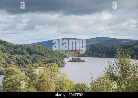 Loch Achray dans le parc national du Loch Lomond et Trossachs, Écosse. Banque D'Images