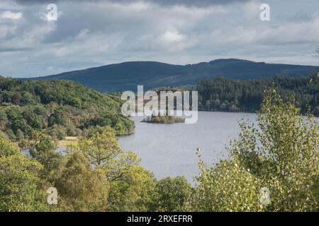 Loch Achray dans le parc national du Loch Lomond et Trossachs, Écosse. Banque D'Images