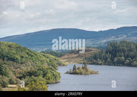 Loch Achray dans le parc national du Loch Lomond et Trossachs, Écosse. Banque D'Images